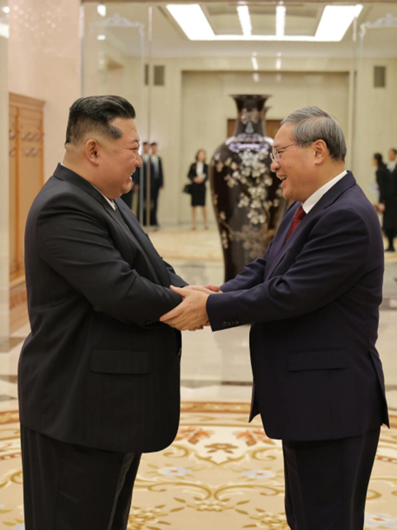 경애하는 김정은동지께서 중화인민공화국 국무원 총리 리강동지를 접견하시였다