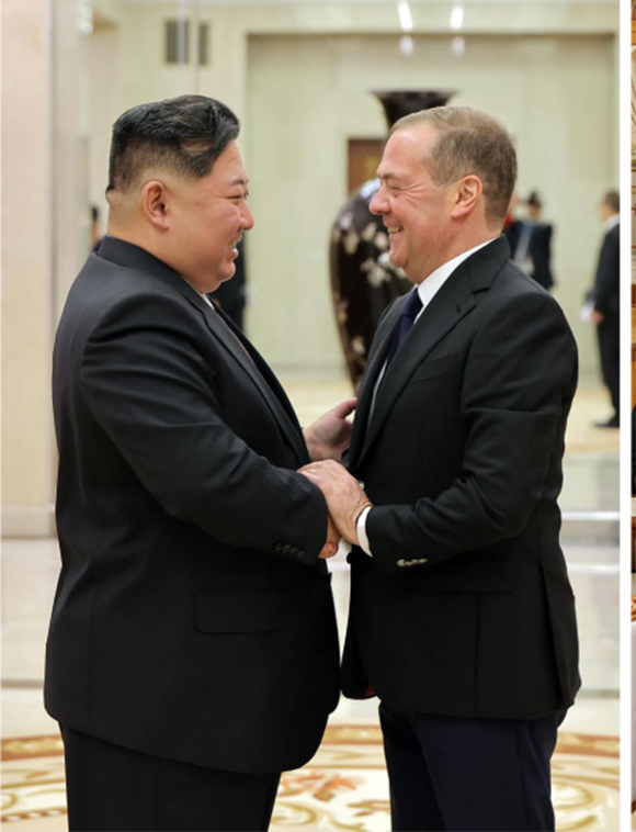 경애하는 김정은동지께서 전로씨야정당 《통일로씨야》 위원장
드미뜨리 메드베제브동지를 접견하시였다
