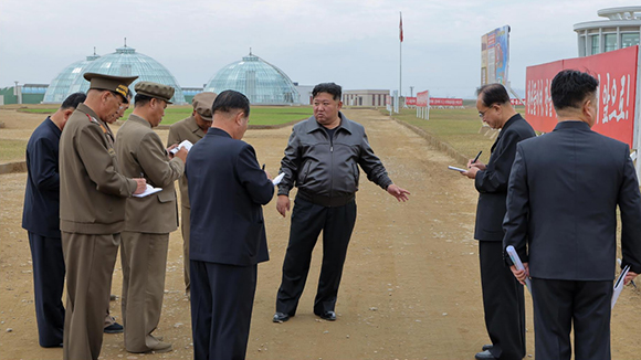 경애하는 김정은동지께서
신의주온실종합농장건설사업을 또다시 현지에서 지도하시였다