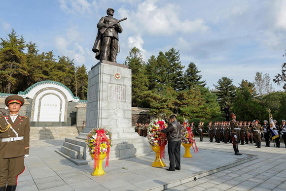 경애하는 김정은동지께서
중국인민지원군 조선전선참전 75돐에 즈음하여
중국인민지원군렬사릉원을 찾으시였다