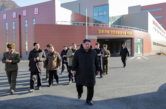경애하는 김정은동지께서
준공을 앞둔 지방공업공장들의 실태를 현지료해하시였다