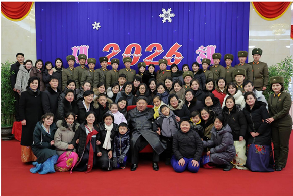 경애하는 김정은동지께서 신년경축행사에 참가한 해외작전부대 지휘관가족들을 만나시고 기념사진을 찍으시였다