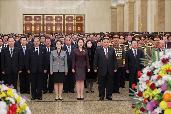 경애하는 김정은동지께서 새해 2026년에 즈음하여 금수산태양궁전을 찾으시였다