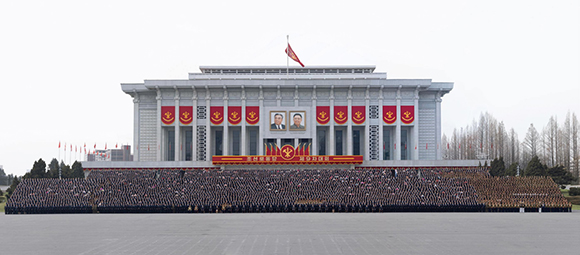 경애하는 김정은동지께서 조선로동당 제9차대회 참가자들과 기념사진을 찍으시였다