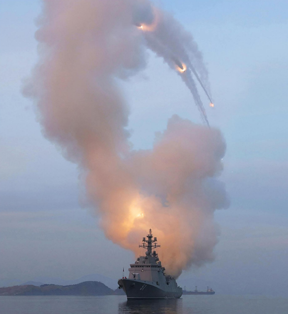 구축함 《최현》호에서 전략순항미싸일시험발사 진행
