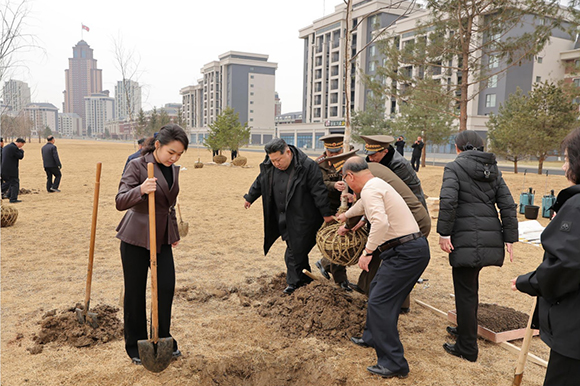 경애하는 김정은동지께서 식수절에 즈음하여 새별거리에서 나무를 심으시였다