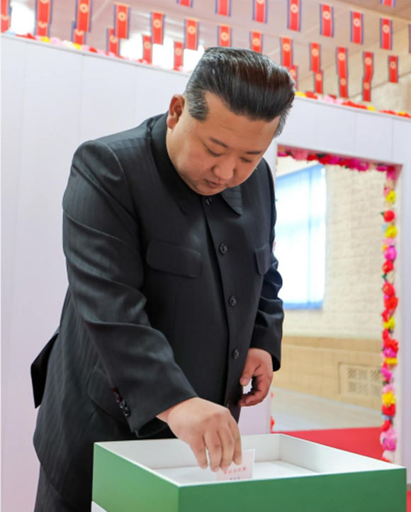 경애하는 김정은동지께서 천성청년탄광에서 최고인민회의 대의원선거에 참가하시고 탄광로동계급을 격려하시였다