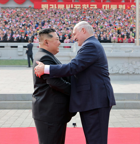 알렉싼드르 루까쉔꼬대통령의 평양방문을 열렬히 환영합니다 벨라루씨공화국 대통령 알렉싼드르 루까쉔꼬동지를 환영하는 의식 진행
