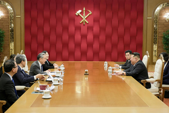 경애하는 김정은동지께서 중화인민공화국 외교부장 왕의동지를 접견하시였다




 