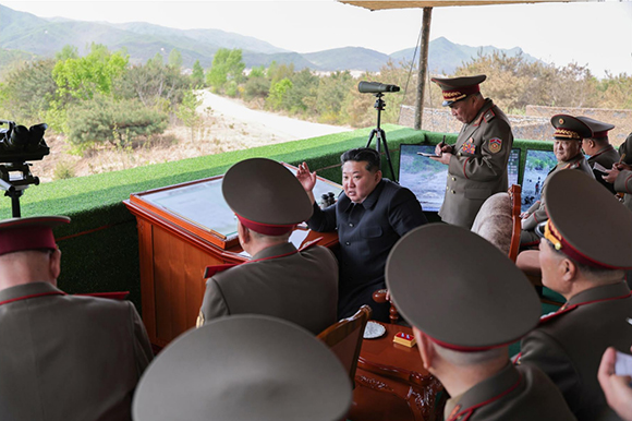 뜻깊은 4.25명절에 즈음한 각급 대련합부대관하 박격포병들사이의 사격경기 진행




 