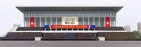경애하는 김정은동지께서 사회주의애국청년동맹 제11차대회 참가자들을 만나시고 기념사진을 찍으시였다