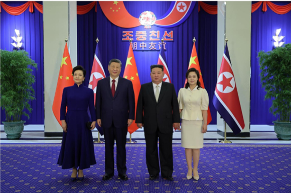 경애하는 김정은동지께서 중국공산당 중앙위원회 총서기, 중화인민공화국 주석 습근평동지의 우리 나라 방문을 환영하여 연회를 마련하시였다