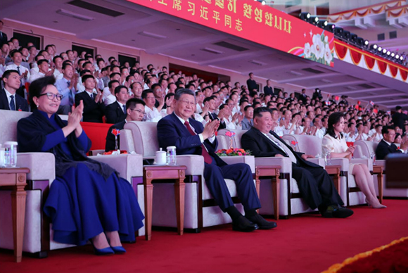 중국공산당 중앙위원회 총서기, 중화인민공화국 주석 습근평동지를 위한 환영공연 진행