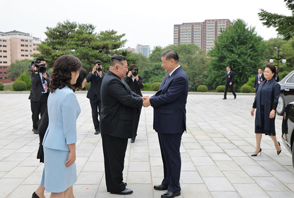 중국공산당 중앙위원회 총서기, 중화인민공화국 주석 습근평동지 우의탑에 꽃바구니 진정