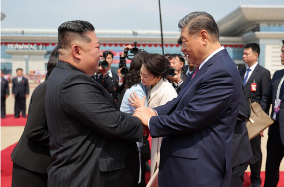 중국공산당 중앙위원회 총서기, 중화인민공화국 주석 습근평동지 평양 출발 경애하는 김정은동지께서 습근평동지를 따뜻이 환송하시였다