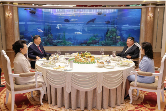 경애하는 김정은동지께서 습근평동지와 팽려원녀사를 위하여 오찬을 마련하시였다