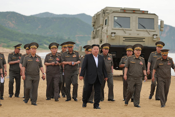 경애하는 김정은동지께서 국방과학연구기관들에서 조직한 중요무기시험을 참관하시였다