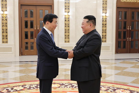 경애하는 김정은동지께서 중화인민공화국 당 및 정부대표단을 접견하시였다