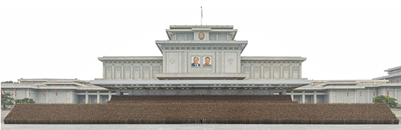 경애하는 김정은동지께서 모범적인 건설공병부대 지휘관, 병사들과 기념사진을 찍으시였다