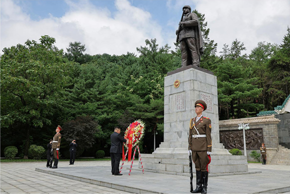 경애하는 김정은동지께서 조국해방전쟁승리 73돐에 즈음하여 중국인민지원군렬사릉원을 찾으시였다