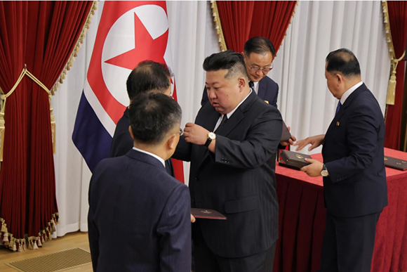 경애하는 김정은동지께서 국방력강화에 특출한 공헌을 한 주요성원들에게 국가표창을 수여하시였다